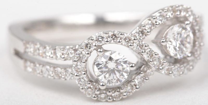 Een 18 K witgouden ring bezet met briljanten met een gezamenlijk gewicht van +- 0,83 ct.