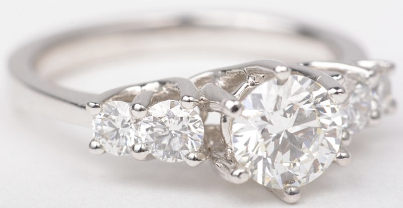 Een 18 K witgouden ring bezet met een briljant van +- 0,90 ct. EVVS1. en briljanten met een gezamenlijk gewicht van +- 0,56 ct.