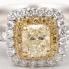 Een 18 K wit en geelgouden ring bezet met diamanten princess cut en fancy diamonds met een gezamenlijk gewicht van +- 1,42 ct. EVVS1.