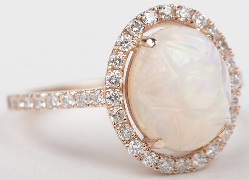 Een 18 K roze gouden ring bezet met een opaal van +- 3,37 ct. en briljanten met een gezamenlijk gewicht van +- 0,42 ct.