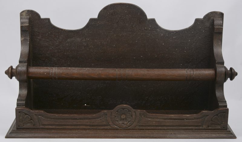 Een gebeeldhouwd houten wandrekje. XIXe eeuw.
