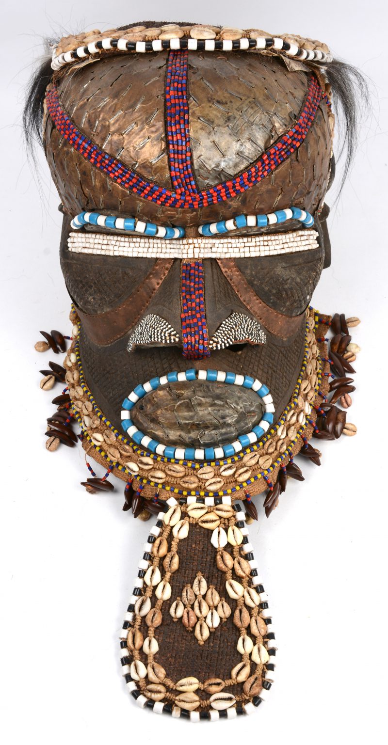 Kifwebe. Een Luba helmmasker, volledig bekleed met schelpen, koper, haar, kraaltjes enz. DRC.