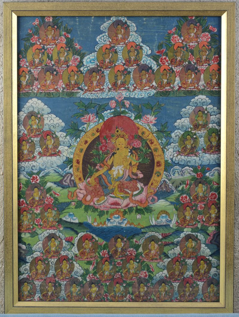 Een antieke Tibetaanse tangka met meerdere voorstellingen van Boeddha.
