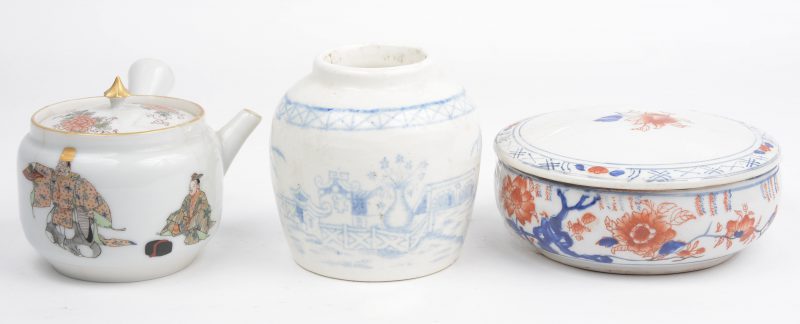 Een lot porselein, bestaande uit een Japans theepotje en zalfdoosje en een Chinees vaasje. Het tweede onderaan gemerkt.