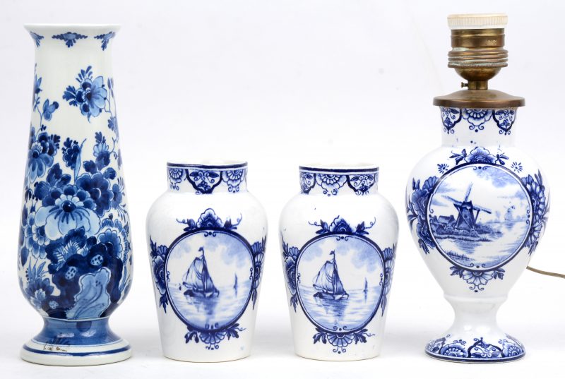 Drie vaasjes en een lampenvoet van blauw en wit aardewerk. Delft en Nimy.