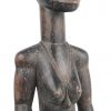 Een gebeeldhouwd Afrikaans houten beeld. D.R.Congo. We voegen er een kleiner beeldje aan toe.