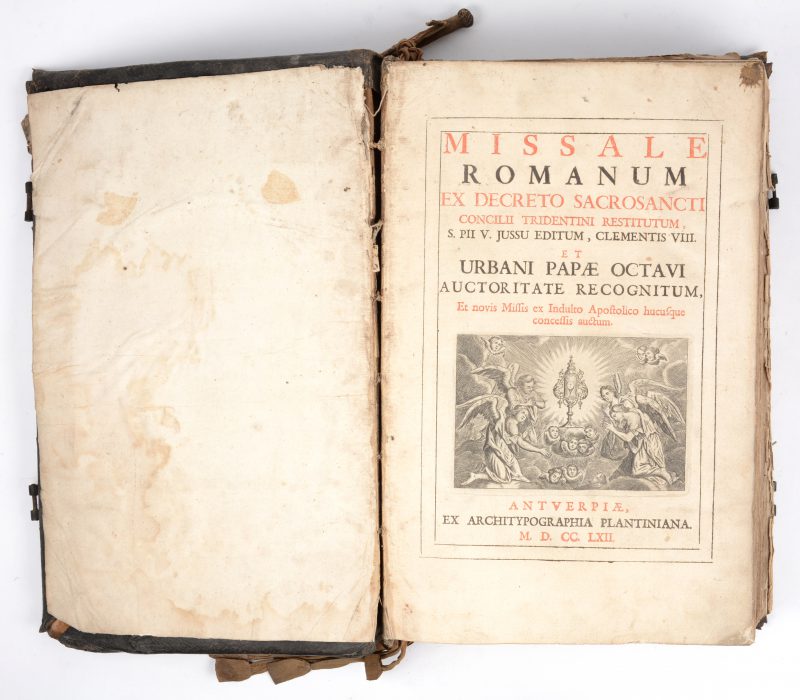 “Missale Romanum”. Antwerpen, Plantin, 1757. Lichte waterschade en slijtage.