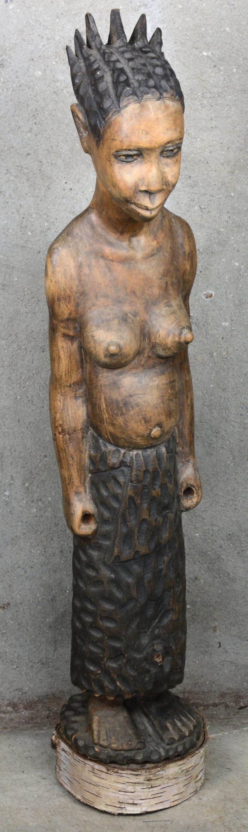 “Afrikaanse vrouw”. Een houten beeld op berkenhouten voetstuk.