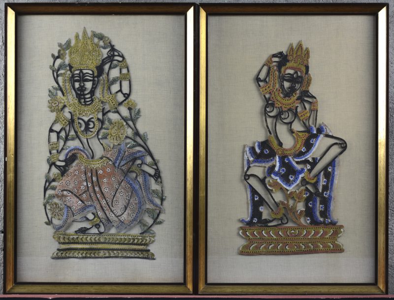 Een paar gepolychromeerde figuren in de geest van de Javaanse Wajangpoppen.