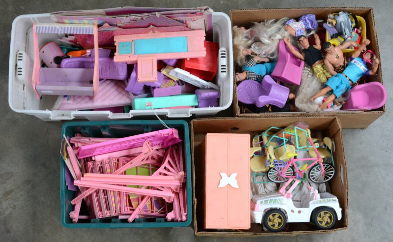Een lot bestaande uit een Barbiehuis (nog te assembleren) inclusief meubels en andere diverse toebehoren uit 1993, een barbie “white and gold dune buggy” uit 1994, zes barbiepoppen en vijf actionmanpoppen met diverse outfits. Gebruikssporen.