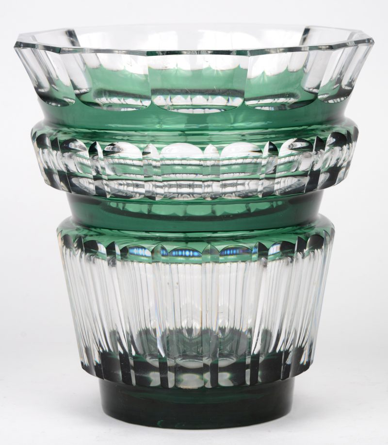 Een vaas van geslepen groen gedubbeld kristal. Onderaan gemerkt. Minieme schilfer aan de bovenrand en één aan de basis.