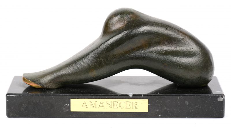 “Amanecer”. Een gestileerd bronzen beeldje op zwart marmeren sokkel.
