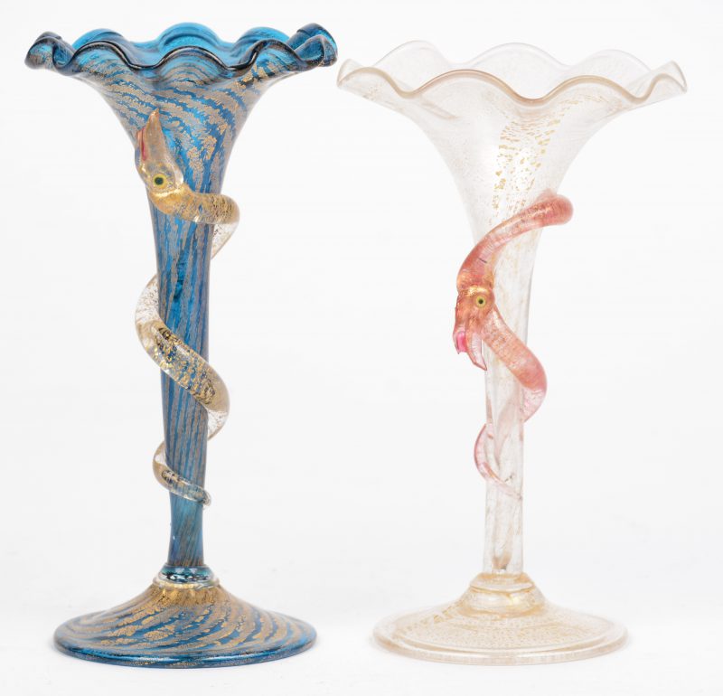 Twee hoornvormige soliflorevaasjes van geblazen en met de tang bewerkt glas. Het ene blauw, het andere kleurloos en versierd met goudlak. Langs de stam een kronkelende slang in reliëf. Omstreeks 1900.