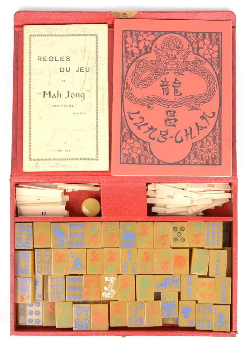 Een Mahjongspel in etui.