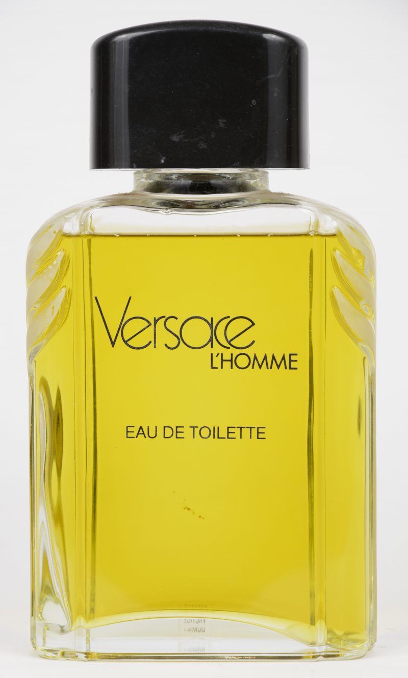 “Versace, l’Homme.” Een grote parfumfles.