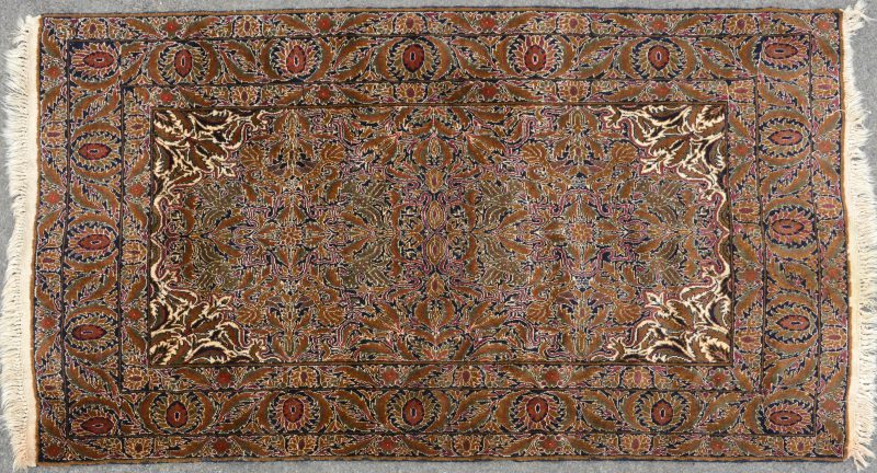 Een handgeknoopt Afghaans wollen tapijt
