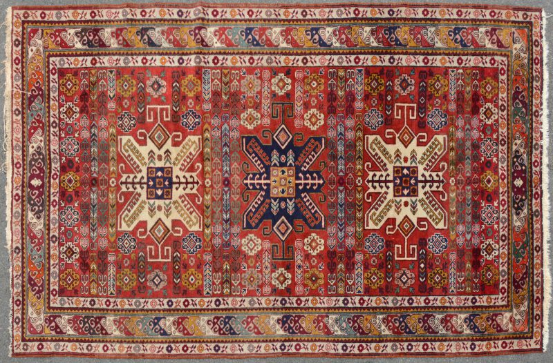 Een handgeknoopt perzisch tapijt.