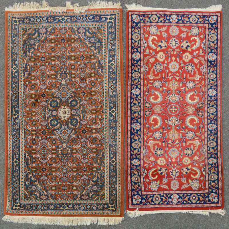 Twee handgeknoopte Oosterse tapijten.