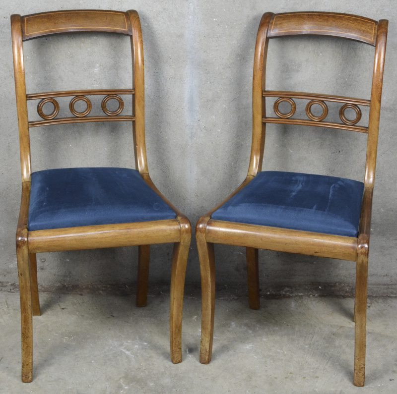 Een paar mahoniehouten stoelen, versierd met drie ringen in de rug en met sober ingelegd biesje.