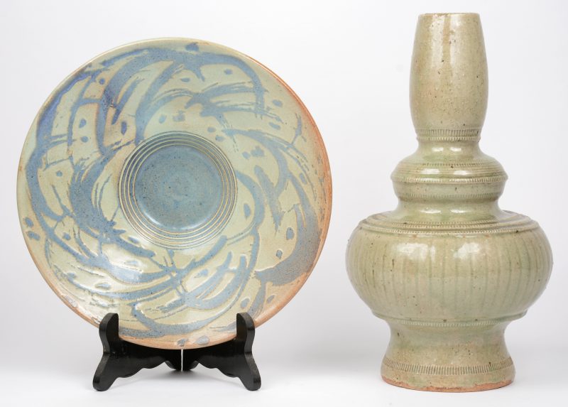 Een aardewerken vaas en diepe schotel met celadonkleurig glazuur en de laatste met blauwgrijs decor.