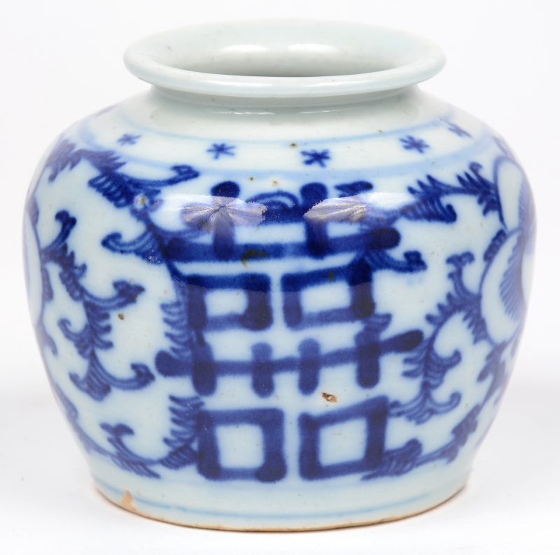Een Chinees porseleinen opiumpotje, versierd met blauw op witte symbolen. Periode 1810 - 1830.