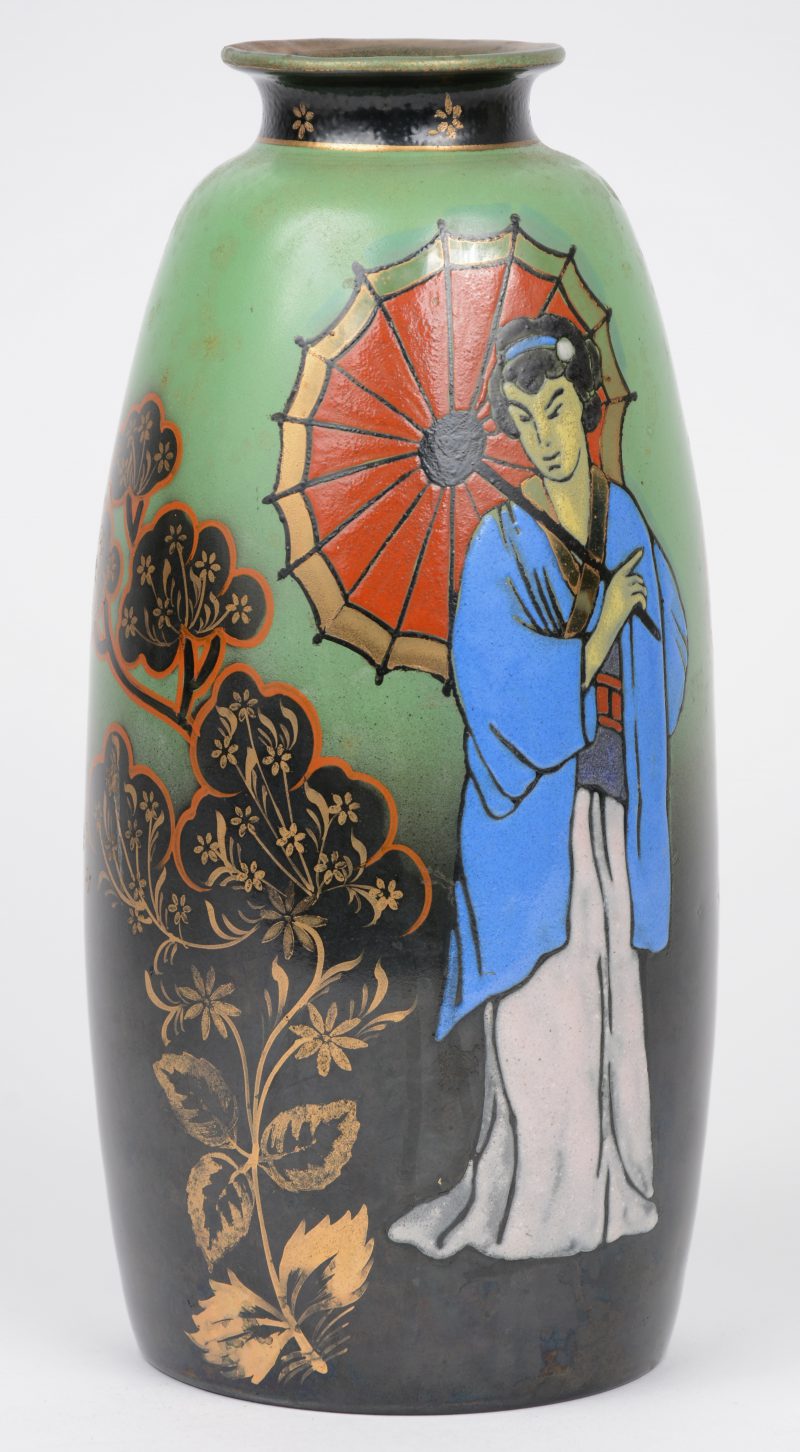 Een vaasje van gekleurid glas met een meerkleurig en verguld decor van een geisha met parasol. Onderaan gemerkt.