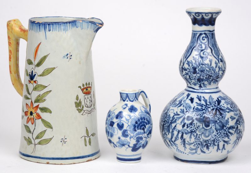 Een lot Hollands aardewerk, bestaande uit een kannetje met meerkleurig decor, een klein eivomrig kruikje van de Porceleyne fles en een kalebasvaasje.