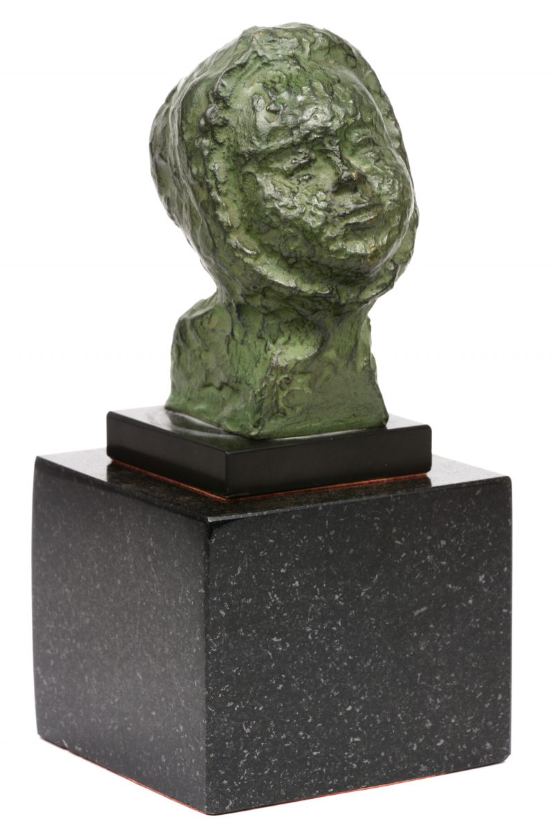 “Meisjeshoofd”. Een groen bronzen beeld op marmeren sokkel. Gesigneerd.