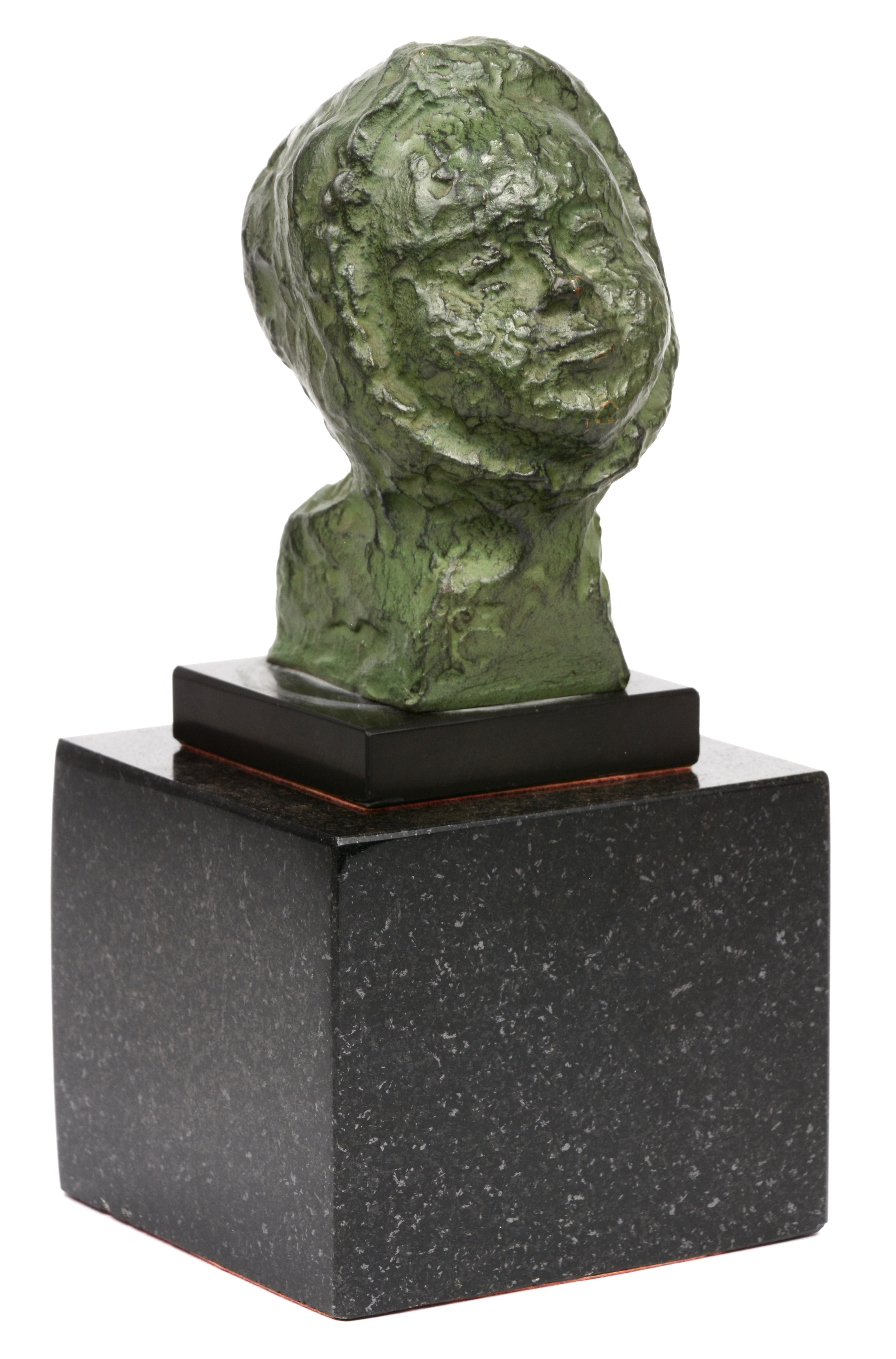 Meisjeshoofd”. Een groen bronzen beeld op marmeren sokkel. Gesigneerd. Jordaens N.V. Veilinghuis