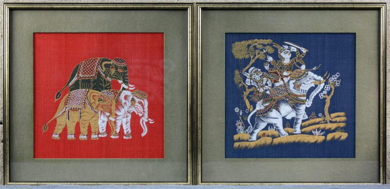 Een paar handgeschilderde Thaise doeken.