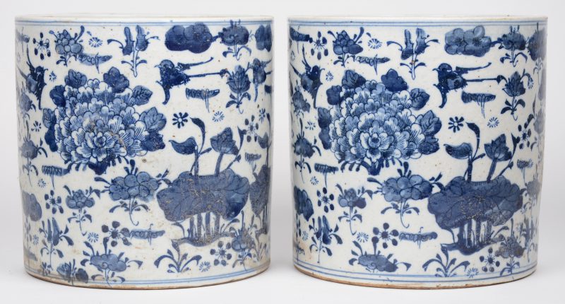 Een paar cilinderpotten van Chinees porselein met een blauw op wit bloemendecor.
