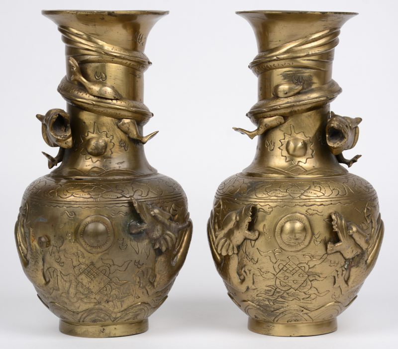 Een paar Chinese bronzen vazen, versierd met draken in reliëf. Eén naad los en één kop manco. Onderaan gemerkt.