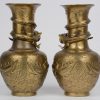 Een paar Chinese bronzen vazen, versierd met draken in reliëf. Eén naad los en één kop manco. Onderaan gemerkt.