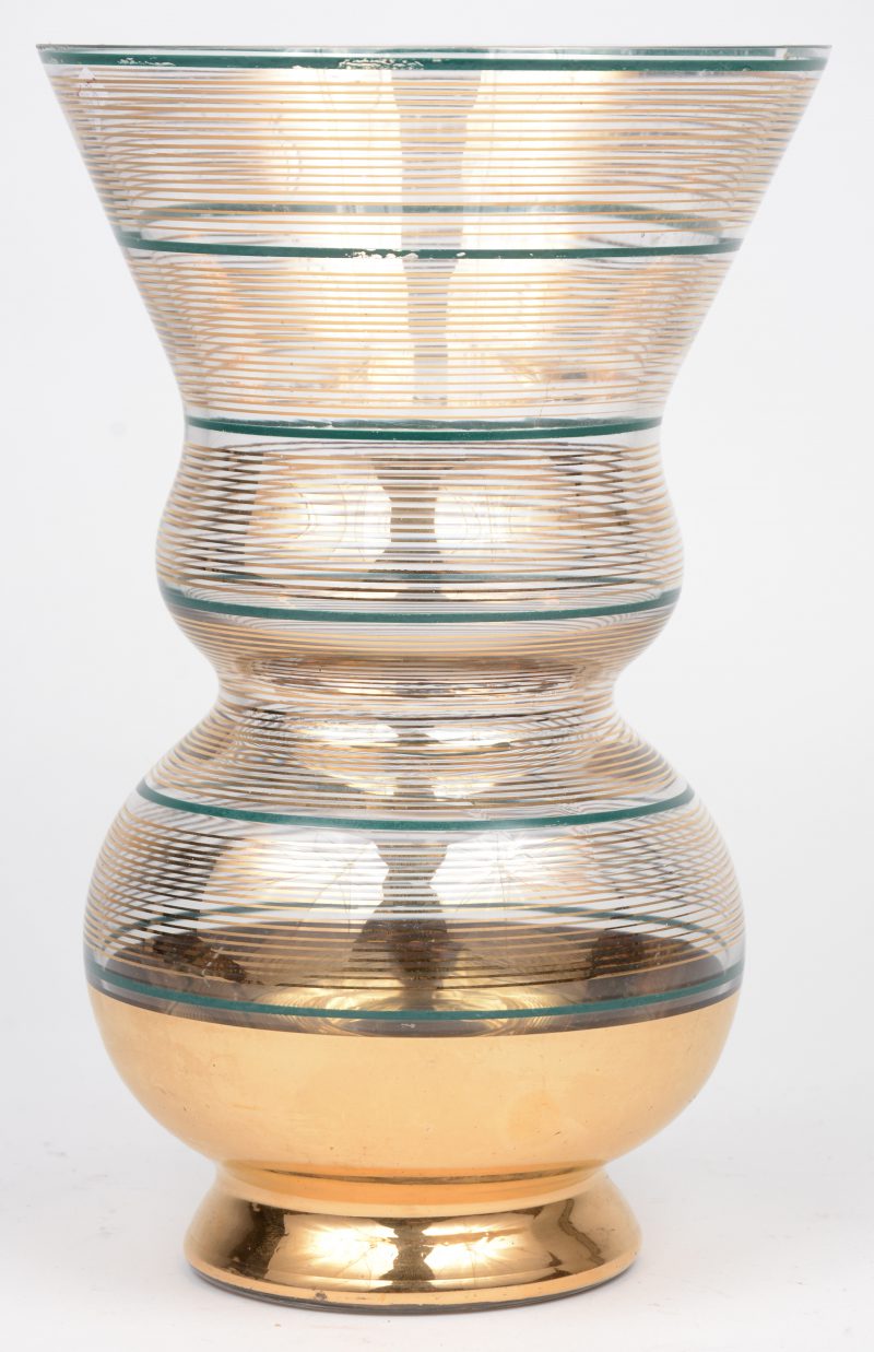Een glazen vaas met verguld en groen lijnendecor. Randschilfers.