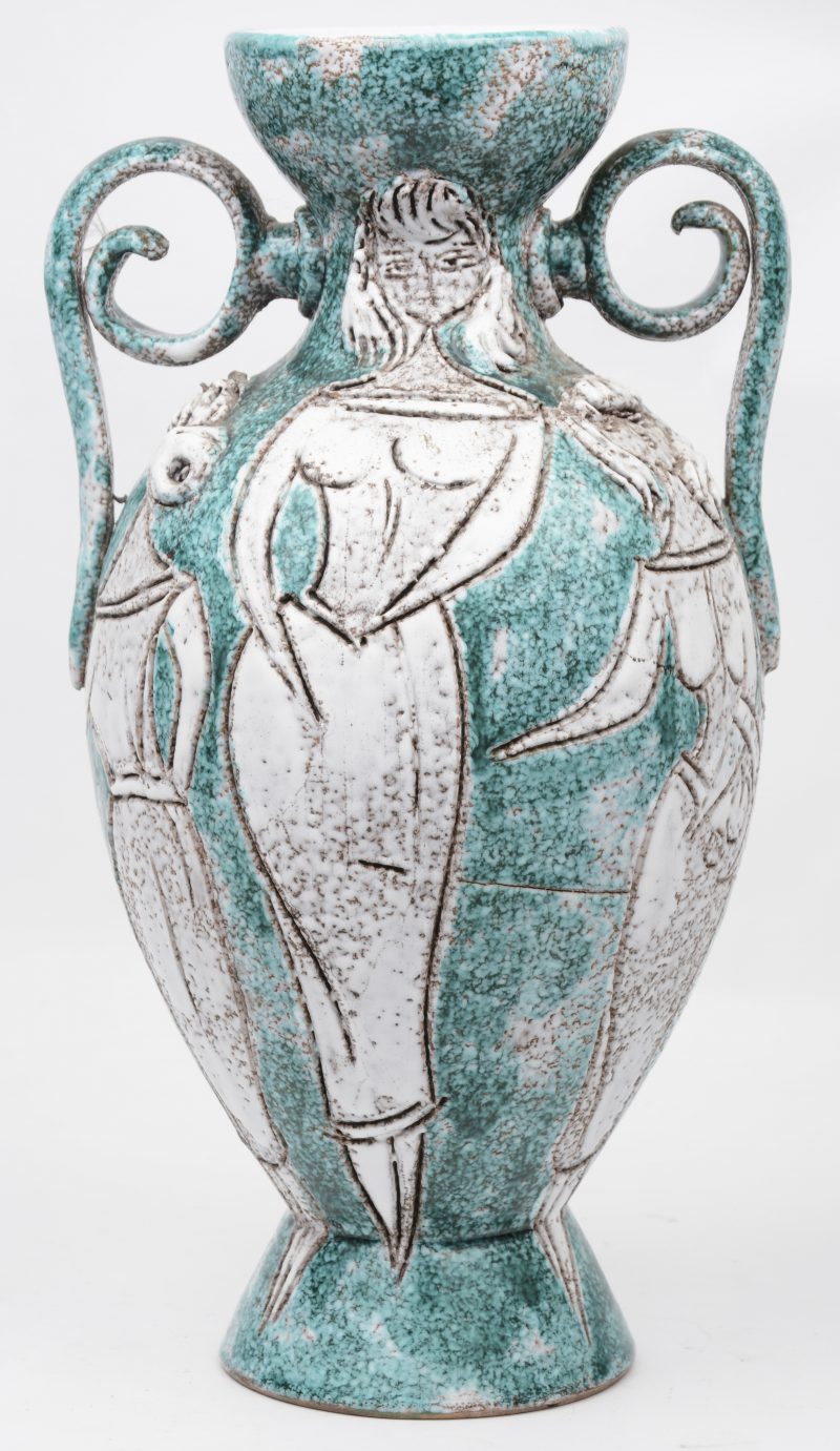 Een geglazuurd aardewerken oorvaas met decor van drie vrouwenfiguren. Italiaans werk.