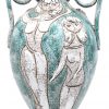 Een geglazuurd aardewerken oorvaas met decor van drie vrouwenfiguren. Italiaans werk.