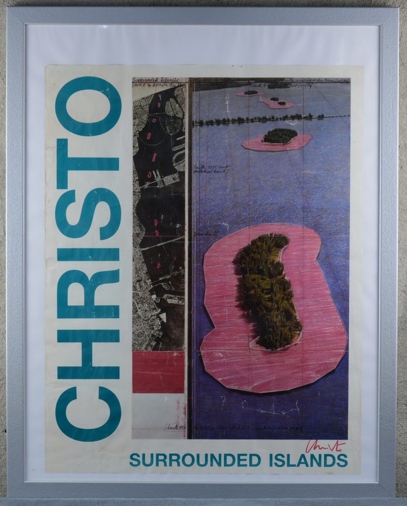 Een ingekaderde poster voor het kunstwerk “Surrounded Islands” van Christo uit 1983.