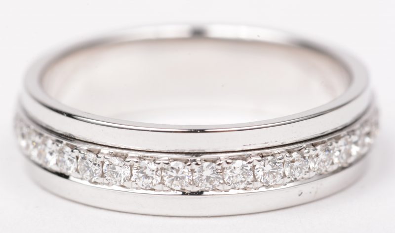 Een 18 K witgouden ring bezet met briljanten met een gezamenlijk gewicht van +- 0,70 ct.