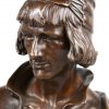 “François Villon, de minnestreel”. Een gepatineerd bronzen beeld. Gesigneerd en met gieterijmerk van Thiébault Frères, Paris.