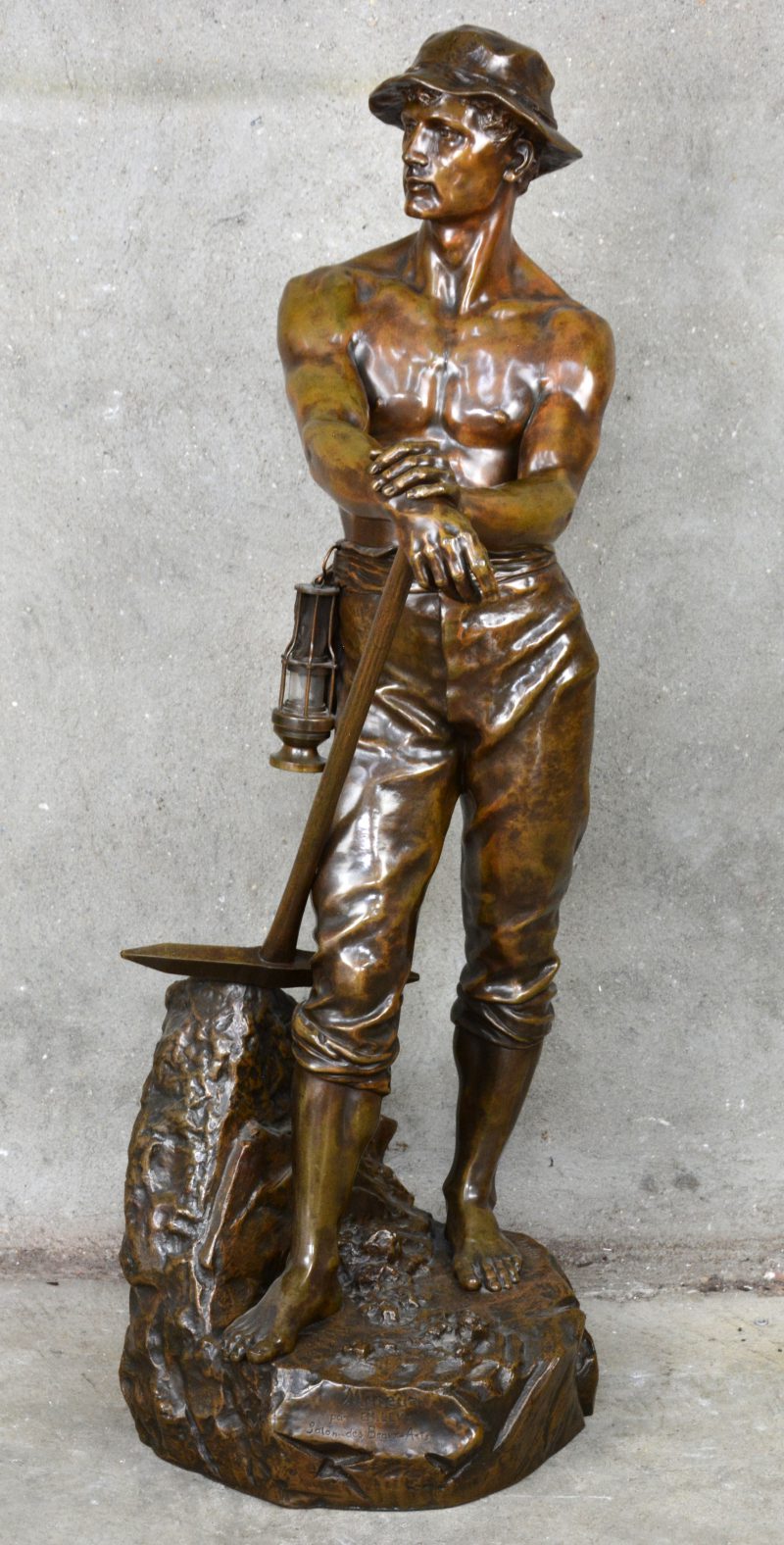 “De mijnwerker”. Een bronzen beeld met bruin patina. Gesigneerd.