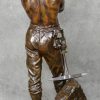 “De mijnwerker”. Een bronzen beeld met bruin patina. Gesigneerd.