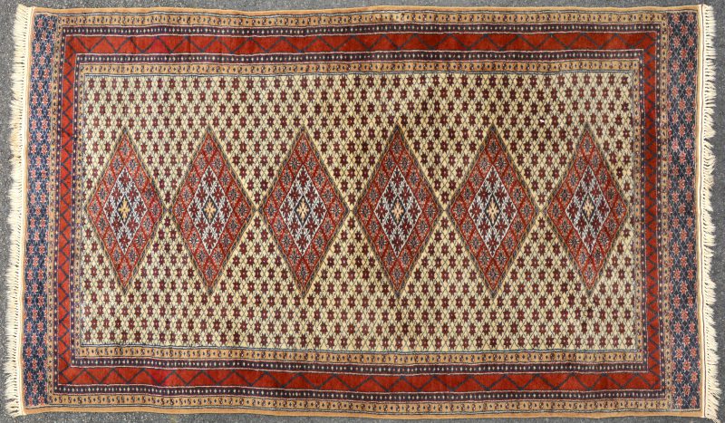 Een handgeknoopt Pakistaans wollen tapijtje.