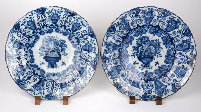 Een paar diepe aardewerken schotels met een blauw op wit decor van bloemenvazen. Gemerkt van de Klaauw. XVIIIe eeuw.