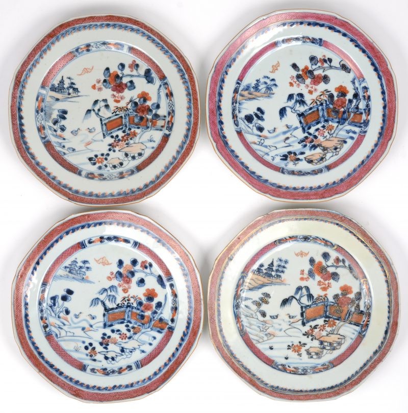 Een reeks van vier achtkantige borden van Chinees porselein met Japanse tuindecors. Omstreeks 1800. Enkele haarscheuren en lichte randschade.
