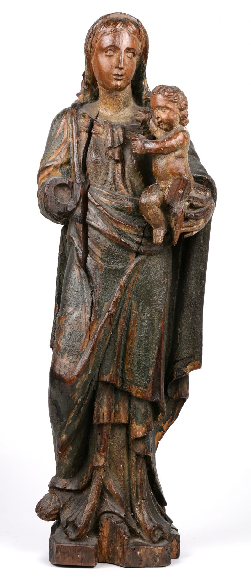 Een gebeeldhouwd houten Madonna met kind. Enkele manco’s. XVIIIe eeuw.