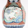 Een lampvoet van brons en Japans porselein. Het porselein met decor van vogels en bloemen, de voet versierd met bloemen in hoogreliëf.