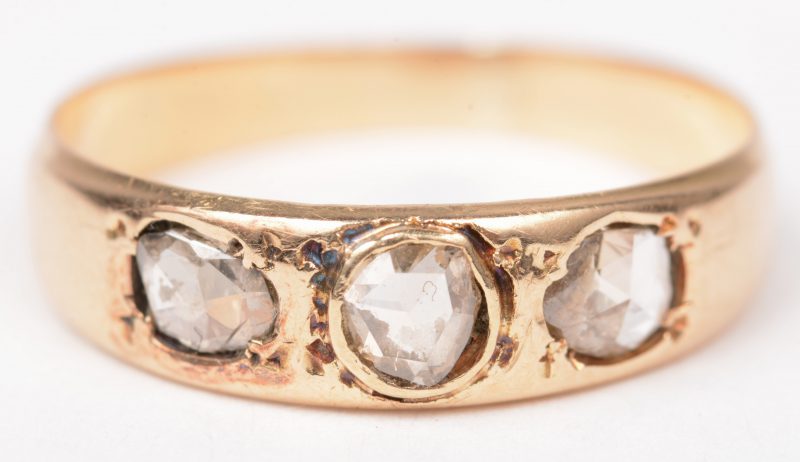 Een 18 K geelgouden ring bezet met diamanten oude slijp met een gezamenlijk gewicht van +- 0,40 ct.