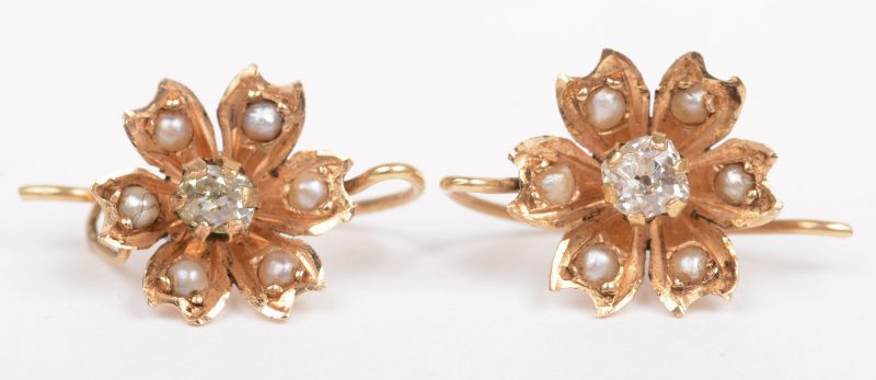 Een paar 18 K geelgouden oorbellen bezet met fijne pareltjes en twee diamantjes.