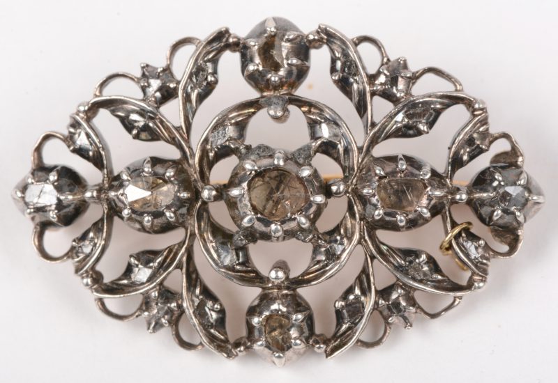 Een 19e eeuwse geelgouden 18 K en zilveren broche bezet met diamanten oude slijp met een gezamenlijk gewicht van +- 1 ct.