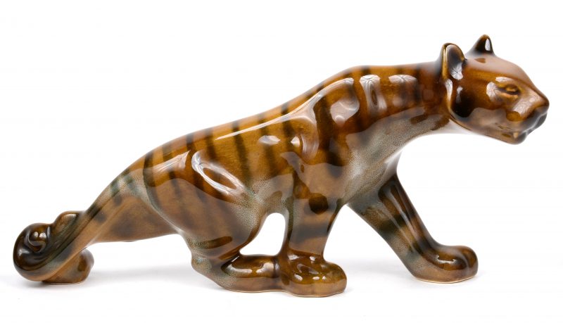 Een tijger van geglazuurd Oostenrijks aardewerk. Gemerkt.
